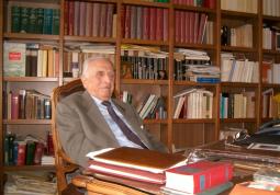 Il Senatore Giuseppe Fassino (Busca 1924 - 2012) nello studio della sua casa in via Pietro Gallo